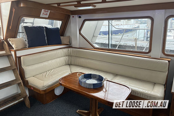 Luxury Flybridge Cruiser Sydney 4H
